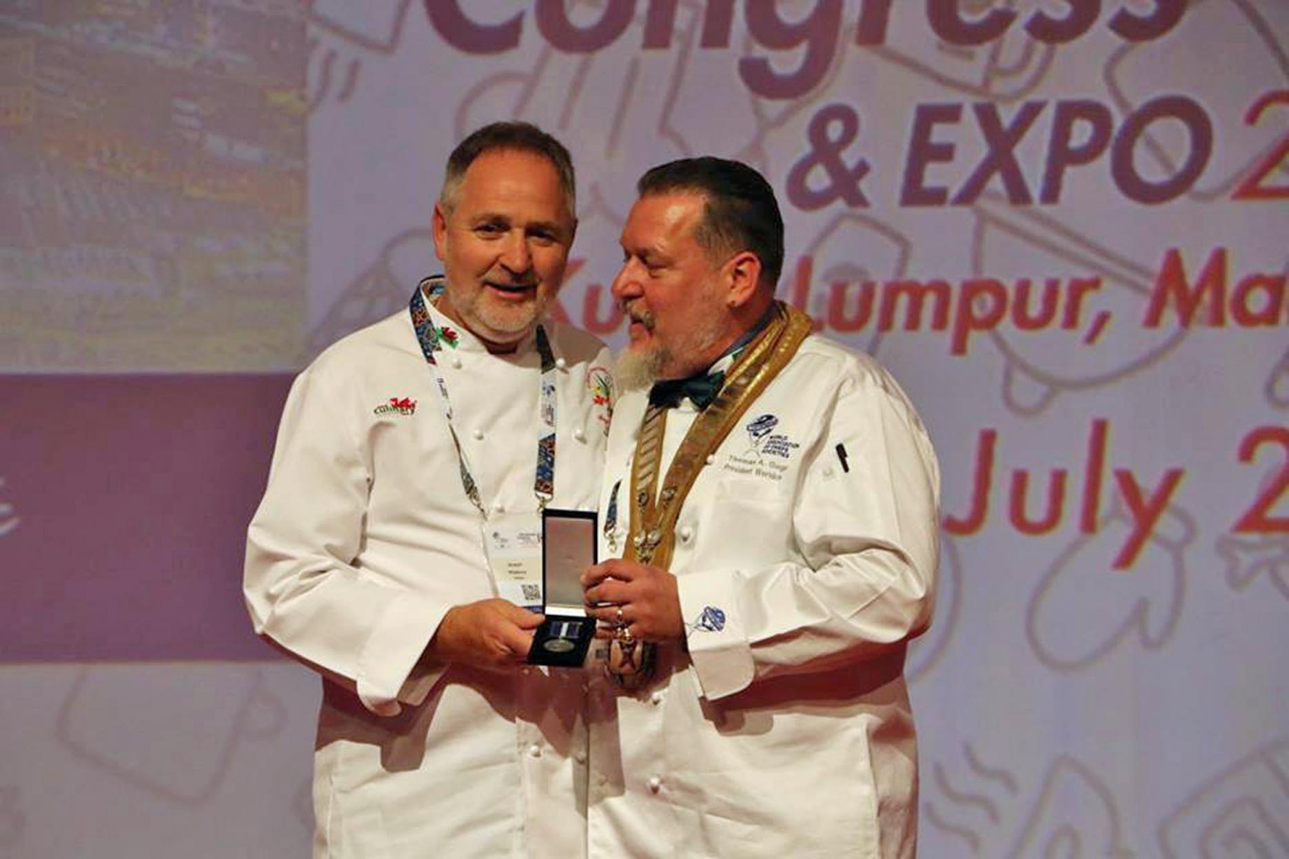 (L-R) Arwyn Watkins awarded the Presidents Medal from Worldchefs president Thomas Gugler